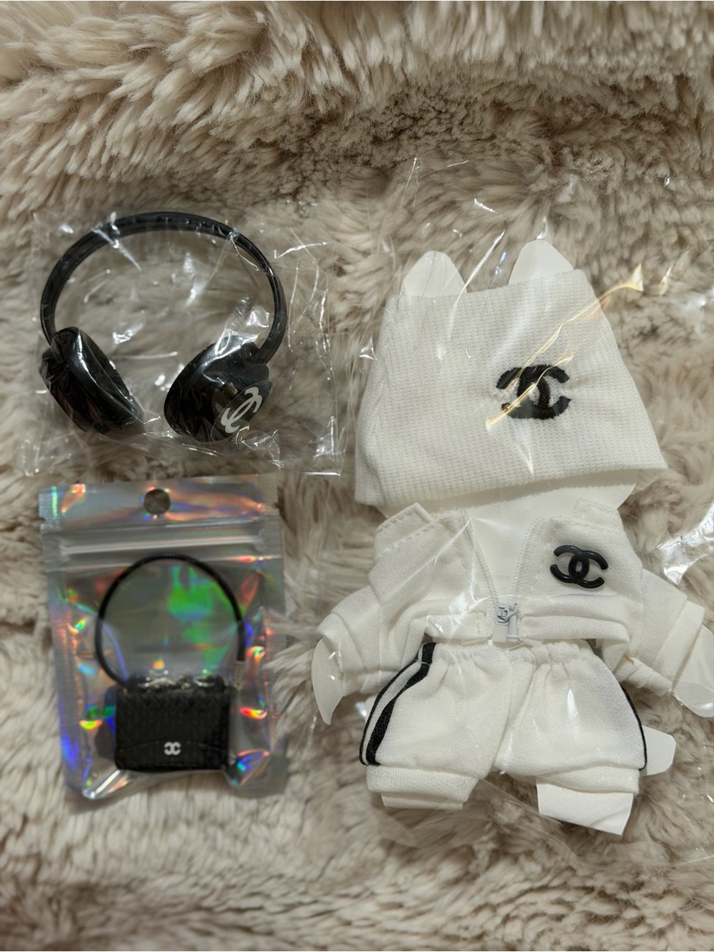 White & Black Logo Tracksuit Doll Outfit with Accessories 5pcs (can be zipped)